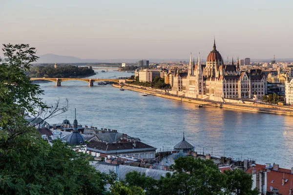 ドナウ川とブダペスト ハンガリーでハンガリー国会議事堂 — ストック写真