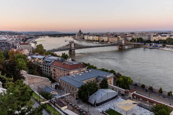 ハンガリーのブダペストにあるSzechenyi Lanchid橋とハンガリー議会ビルとドナウ川の夕景 — ストック写真