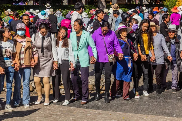 LIJIANG, ÇİN - 8 Kasım 2019: Yunnan 'ın eski Lijiang kasabasında halk dans ediyor