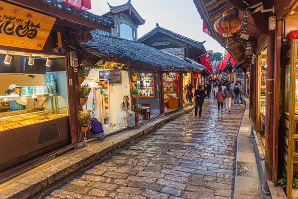 Stock image LIJIANG, CHINA  - NOVEMBER 8, 2019: Crowds of people in the old town of Lijiang, Yunnan province, China