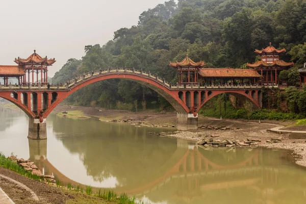 四川省楽山 中国の大仏風光明媚なエリアの近くの足の橋 — ストック写真