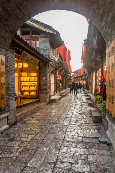 11月8 2019 中国雲南省麗江の旧市街の石畳の通り — ストック写真