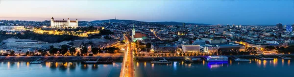 슬로바키아 브라티슬라바에 도시의 이브닝 파노라마 스톡 사진