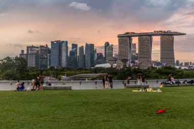 SINGAPORE, ŞARKI 16 ARALIK 2019 Singapur 'daki Marina Körfezi ufuk çizgisi.