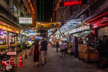 BANGKOK, THAILAND - 14 Aralık 2019: Bangkok, Tayland 'daki Sukhumvit Soi 11 sokağı gece görüşü.