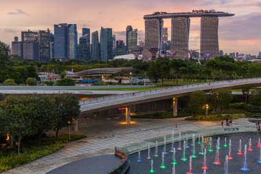 SINGAPORE, ŞARKI 16 ARALIK 2019 Singapur 'daki Marina Körfezi ufuk çizgisi.