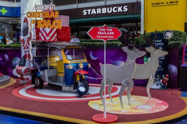 BANGKOK, THAILAND - 14 Aralık 2019: Bangkok, Tayland 'da Noel süslemeli tuk tuk