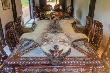 CHIANG RAI, THAILAND - 30 Kasım 2019: Chiang Rai 'deki Baan Barajı Müzesi' nde (Kara Ev) sergiler