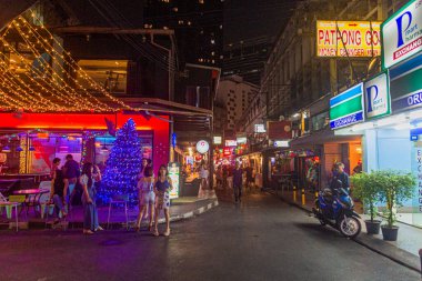 BANGKOK, THAILAND - 14 ARALIK 2019: Bangkok, Tayland 'da Patpong bölgesinde bir ara sokağa gece görüşü.