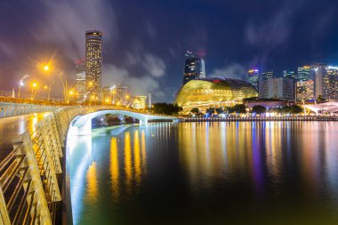 SINGAPORE, SINGAPORE - 17 ARALIK 2019: Singapur 'daki Esplanade Konser Salonu ile Marina Körfezi Skyline