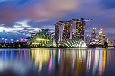 Günbatımında Singapur 'daki Marina Körfezi' nin silüeti