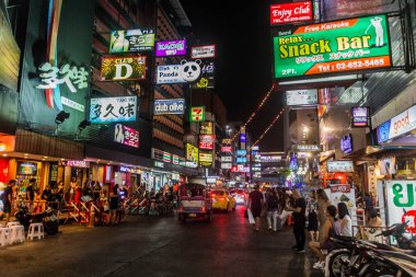 BANGKOK, THAILAND - 14 Aralık 2019: Bangkok, Tayland 'daki Patpong bölgesinde bir caddenin gece görüntüsü.