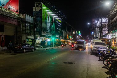 CHIANG RAI, THAILAND - 29 Kasım 2019 Tayland, Chiang Rai 'de bir caddenin gece görüntüsü