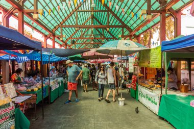 BANGKOK, THAILAND - 14 Aralık 2019: Bangkok, Tayland 'da Taling Chan yüzer piyasası