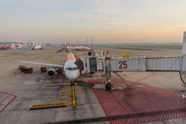 BANGKOK, THAILAND - 16 Aralık 2019: Bangkok, Tayland 'daki Dong Mueang havaalanındaki uçak