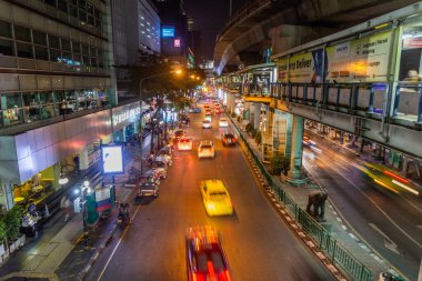 BANGKOK, THAILAND - 14 Aralık 2019: Bangkok, Tayland 'daki Sukhumvit Yolu üzerindeki BTS hattının görüntüsü.