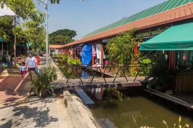 BANGKOK, THAILAND - 14 Aralık 2019: Bangkok, Tayland 'da Taling Chan yüzer piyasası