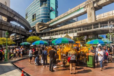 BANGKOK, THAILAND - 14 ARALIK 2019 BTS hatları ve Tayland 'daki Erawan türbesi