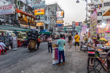 BANGKOK, THAILAND - 15 Aralık 2019: Bangkok, Tayland 'daki Khao San Yolu manzarası