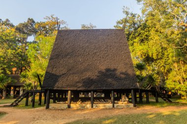 Tayland 'ın Chiang Rai şehrindeki Baan Baraj Müzesi' nde (Kara Ev) inşa ediliyor.