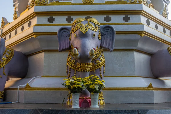 Elephant Sculpure Tempio Wat Klang Wiang Chiang Rai Thailandia — Foto Stock