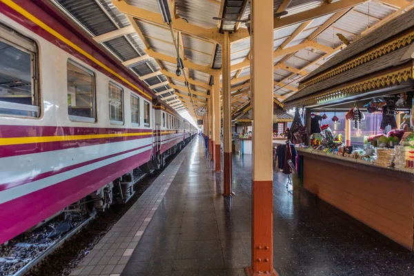 Perrong Chiang Mai Jernbanestasjon Thailand – stockfoto