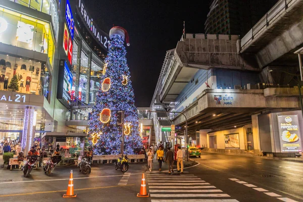 2019年12月15日 泰国曼谷Asok Bts车站附近的圣诞树 — 图库照片