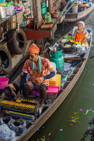 Bangkok Thailand December 2019 Куховарський Човен Плавучому Ринку Taling Chan — стокове фото