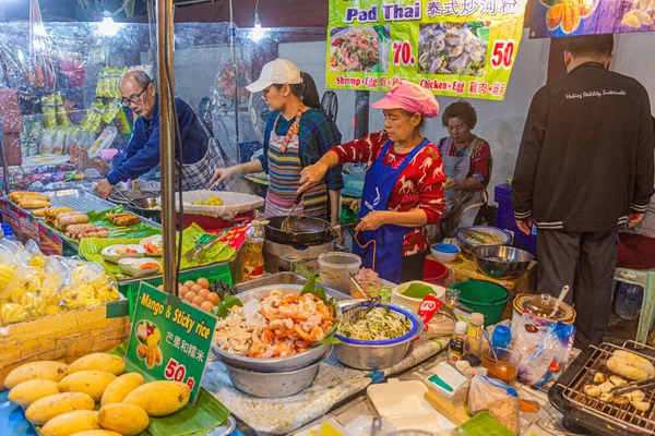 Chiang Mai Tajlandia Grudzień 2019 Stoisko Żywnością Niedzielnym Targu Nocnym — Zdjęcie stockowe