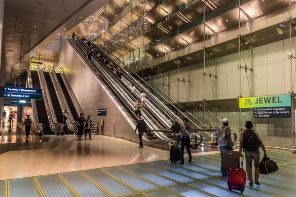Сингапур Сингапур Декабря 2019 Года Эскалаторы Станции Мрт Аэропорта Чанги — стоковое фото