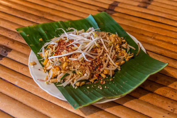Comida Tailandia Fideos Con Brotes Servidos Sobre Una Hoja Plátano —  Fotos de Stock