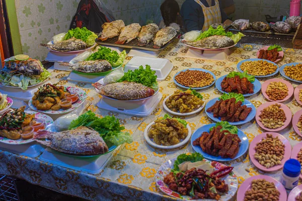 チェンライのナイトフード市場での様々な料理 — ストック写真