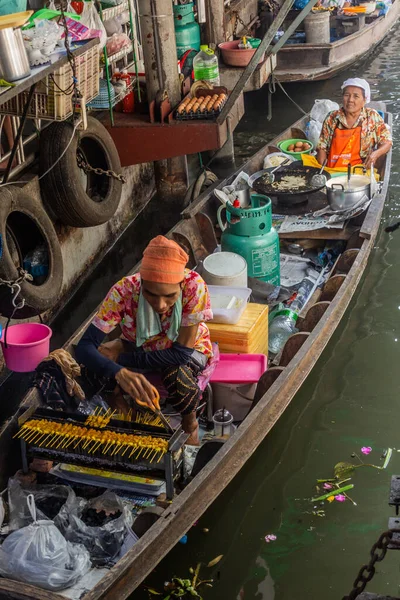 バンコク 2019年12月14日 タイのバンコクにあるTaling Chan水上マーケットでの料理ボート — ストック写真