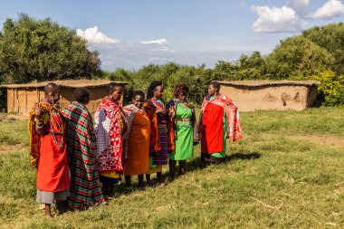 MASAI MARA, KENYA - 20 Şubat 2020: Kenya 'daki köylerinde Masai kadınları