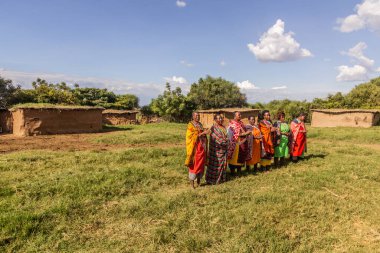 MASAI MARA, KENYA - 20 Şubat 2020: Kenya 'daki köylerinde Masai kadınları