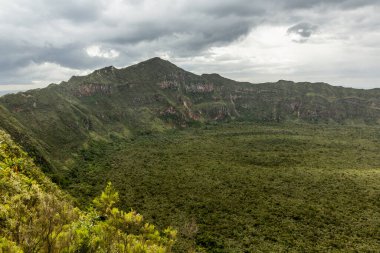 Kenya 'daki Longonot volkan kraterinin kenarına bakın.