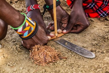 Masai adamlarının ateş yakması, Kenya.