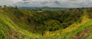 Fort Portal, Uganda yakınlarındaki krater göl bölgesindeki kraterlerden biri