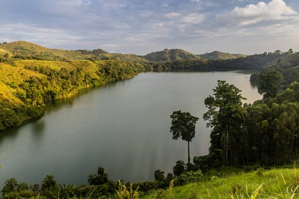 Fort Portal, Uganda yakınlarında Nyinambuga Gölü