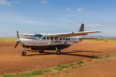 MASAI MARA, KENYA - 19 Şubat 2020: Kenya 'daki Masai Mara Ulusal Rezervi' ndeki Keekorok havaalanındaki uçak