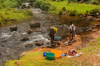 SIPI, UGANDA - 28 Şubat 2020: Sipi Nehri, Uganda 'da çamaşır yıkayan yerel kadınlar