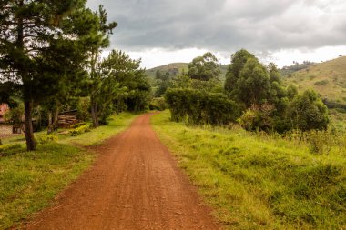 Fort Portal, Uganda yakınlarındaki krater göl bölgesinde kırsal yol.