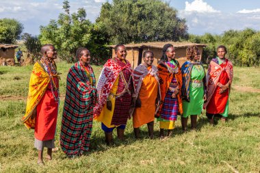 MASAI MARA, KENYA - 20 Şubat 2020: Kenya 'daki köylerinde Masai kadınları