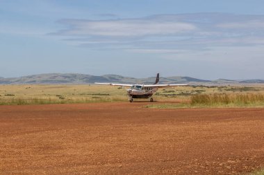 MASAI MARA, KENYA - 19 Şubat 2020: Kenya 'daki Masai Mara Ulusal Rezervi' ndeki Keekorok havaalanındaki uçak