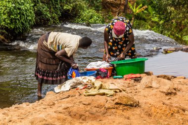 SIPI, UGANDA - 28 Şubat 2020: Sipi Nehri, Uganda 'da çamaşır yıkayan yerel kadınlar