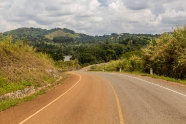 Uganda, Fort Portal yakınlarındaki krater gölü bölgesinde Rweetera köyü yakınlarındaki Paved yolu.