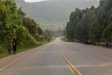 GÜNEY UGANDA - 17 Mart 2020: Kabale - Uganda 'da Mbarara Yolu