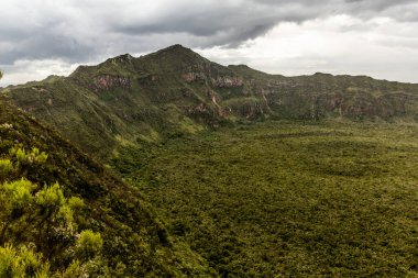 Kenya 'daki Longonot volkan kraterinin kenarına bakın.