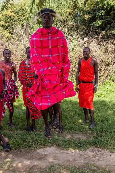 Masai Mara Kenya Luty 2020 Masajczycy Wykonują Taniec Skokowy Kenia — Zdjęcie stockowe