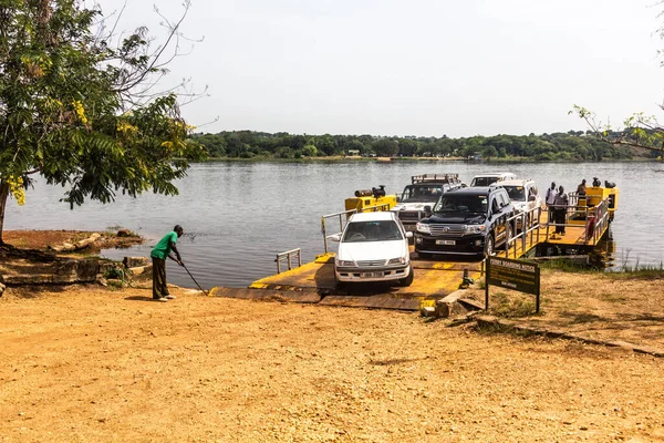 Murchison Falls Uganda Marzo 2020 Traghetti Attraverso Victoria Nile Nel — Foto Stock